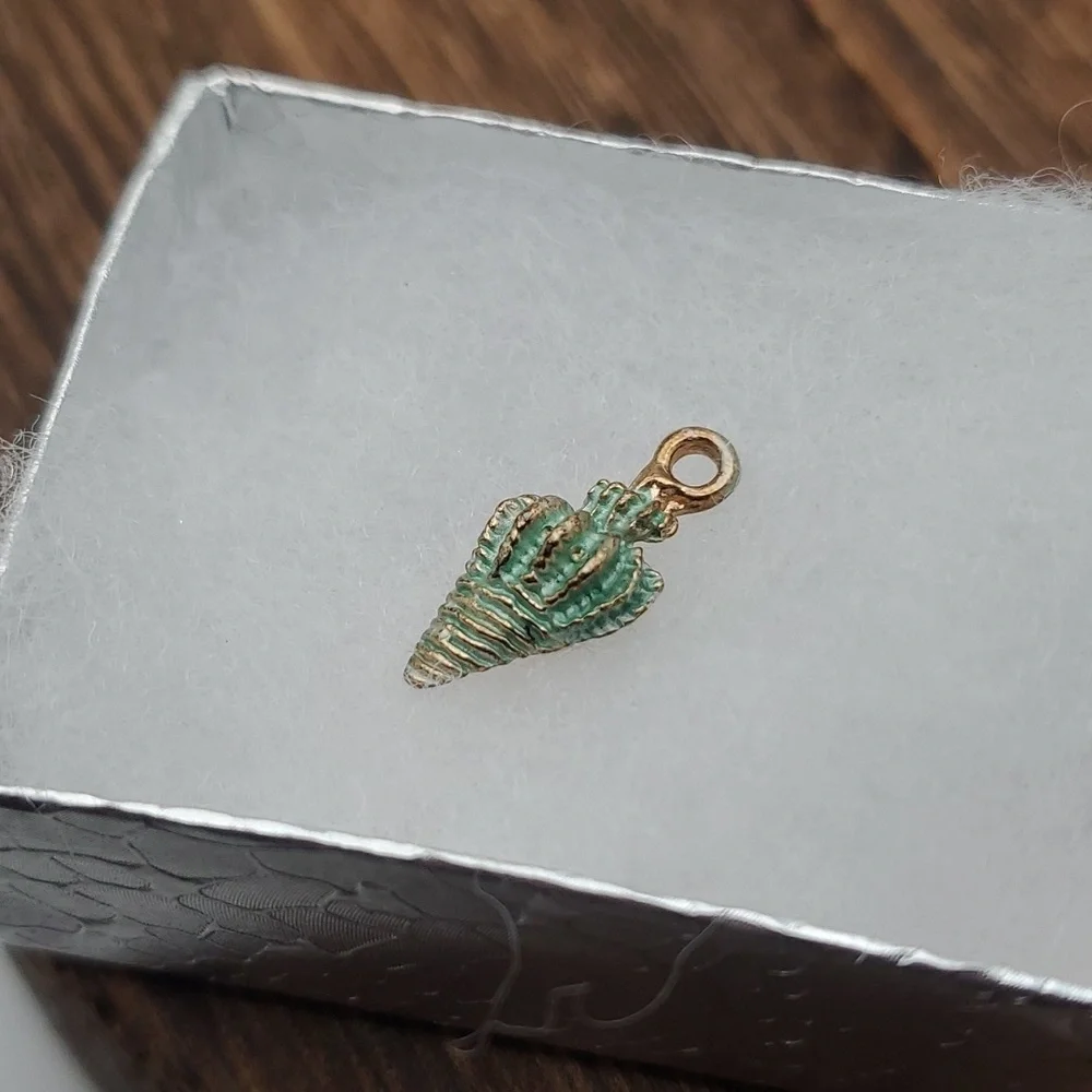 Green seashell conch charm mini‎